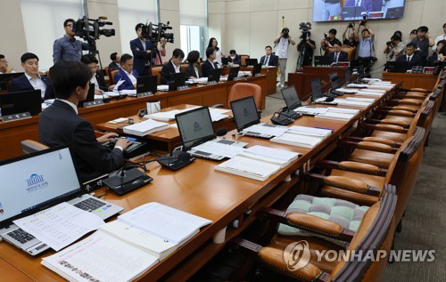 임시국회 첫날인 16일 행정안전위원회 전체회의가 김관영 전북지사 출석을 놓고 여야 이견으로 파행했다. 연합뉴스